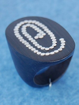 ANELLO IN LEGNO DI EBANO E ARGENTO, FORMA TONDA.b ANELLO IN LEGNO DI EBANO E ARGENTO, FORMA TONDA.b