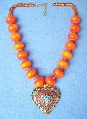 COLLANA DI PERLE IN RESINA E VETRO CON PENDENTE IN COLLANA DI PERLE IN RESINA E VETRO CON PENDENTE IN