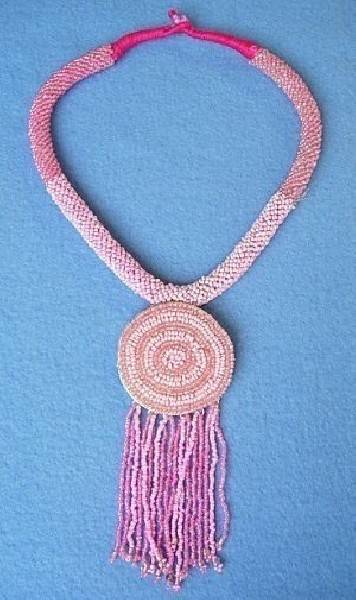 COLLANA IN PERLINE CON PENDENTE IN METALLO, RIVEST