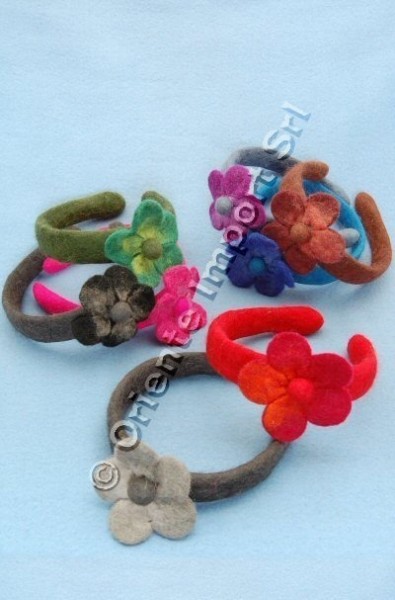 CERCHIETTO FERMACAPELLI IN LANA COTTA CON FIORE APPLICATO TYE DYE.