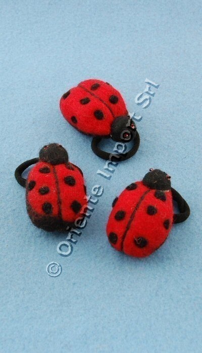 FERMACAPELLI IN LANA COTTA CON ELASTICO, A FORMA D FERMACAPELLI IN LANA COTTA CON ELASTICO, A FORMA D