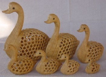 FIGURA ANIMALE IN LEGNO DI CEDRO TRAFORATO -CIGNO- FIGURA ANIMALE IN LEGNO DI CEDRO TRAFORATO -CIGNO-