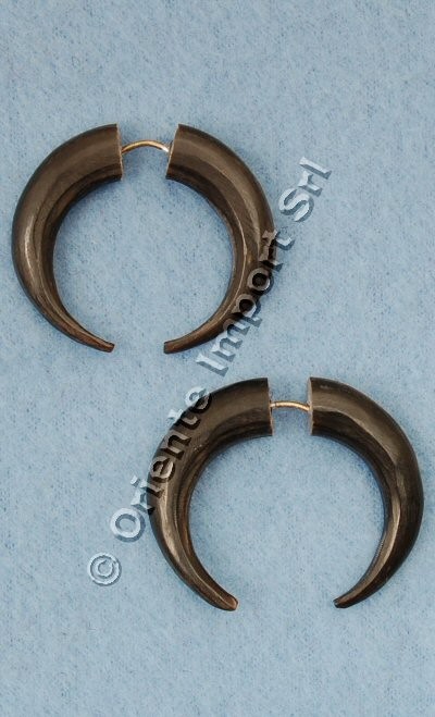 PIERCING FINTO, FATTO DI CORNO, DIAMETRO 3,5 CM.b PIERCING FINTO, FATTO DI CORNO, DIAMETRO 3,5 CM.b