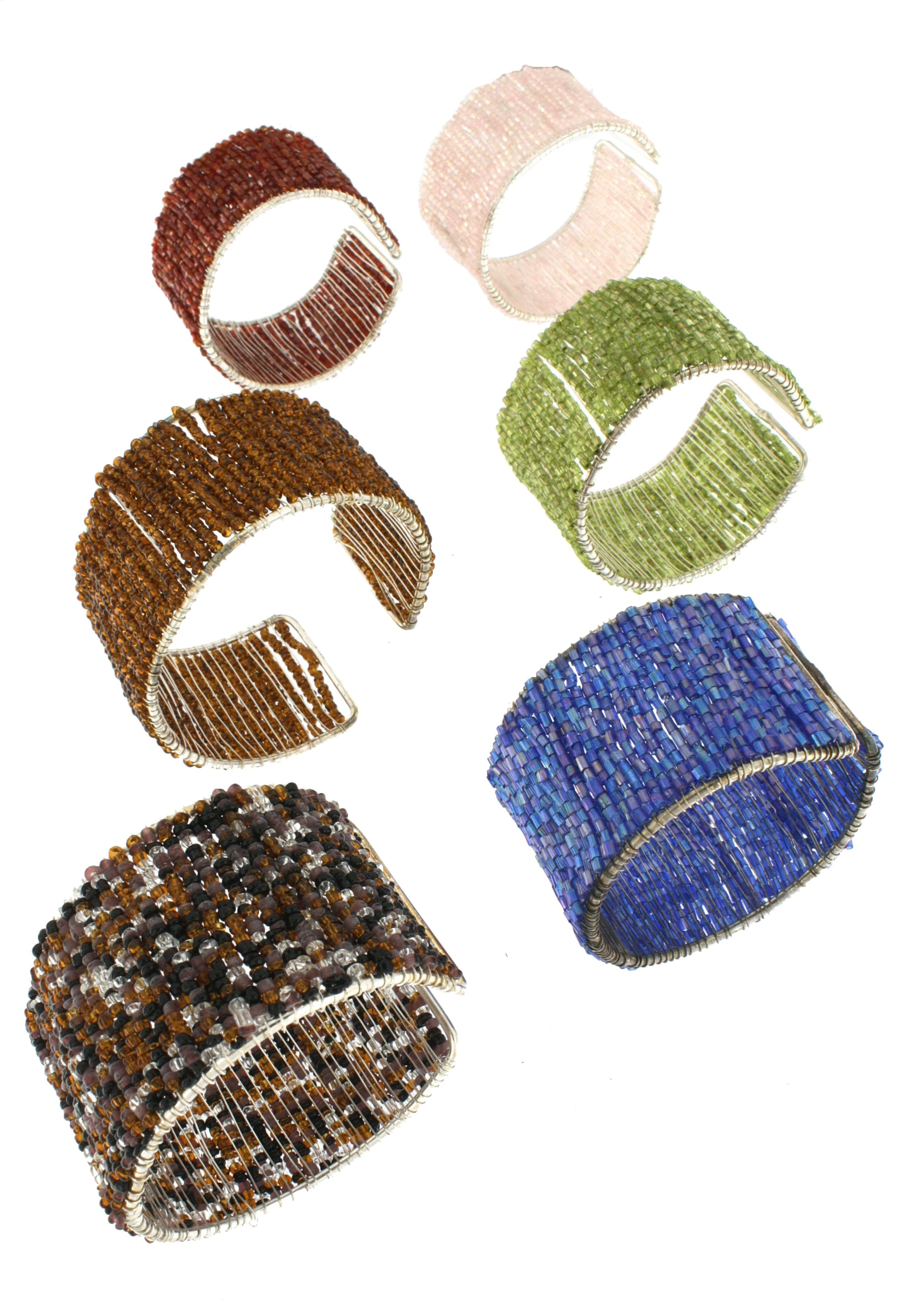 BRACCIALETTO PERLINE RIGIDO.MISURE 4x7 CM.b BRACCIALETTO PERLINE RIGIDO.MISURE 4x7 CM.b