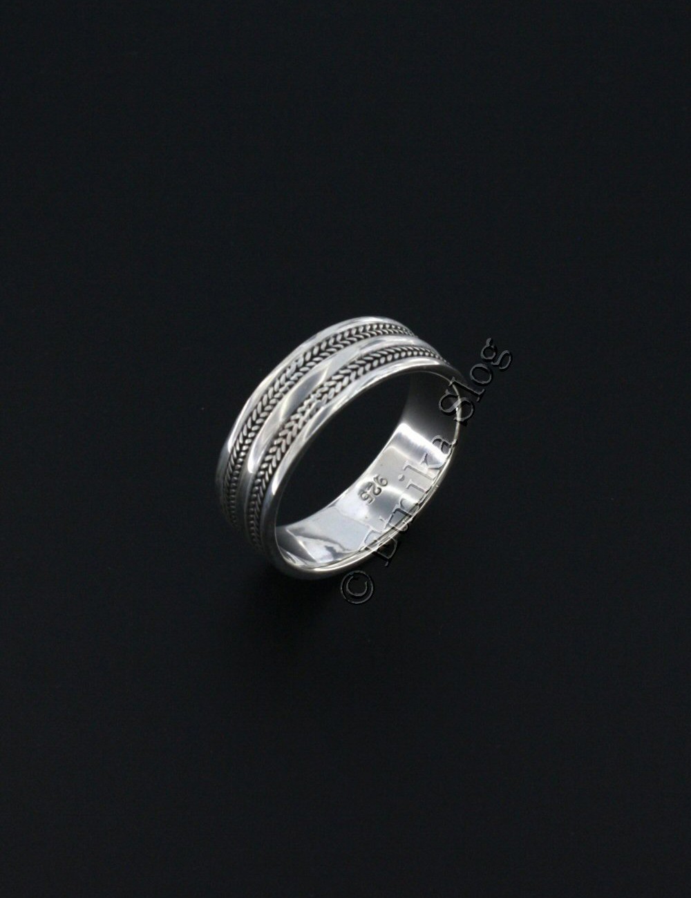 ANELLO IN ARGENTO LAVORATO, TRECCIA. ALTEZZA MM 8 ANELLO IN ARGENTO LAVORATO, TRECCIA. ALTEZZA MM 8