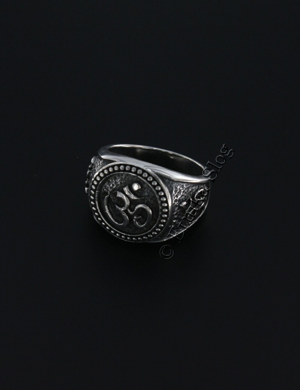 ANELLO IN ARGENTO LAVORATO. DISPONIBILE IN V ANELLO IN ARGENTO LAVORATO. DISPONIBILE IN V