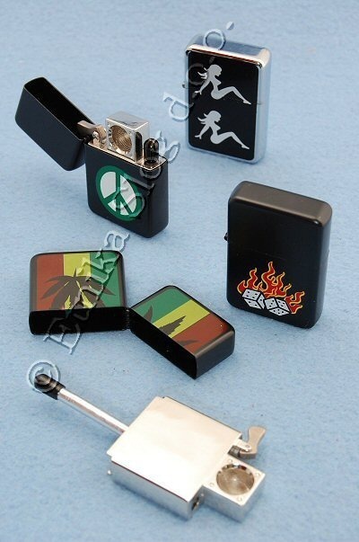 PIPETTA IN METALLO, MOTIVI MISTI,A FORMA DI ZIPPO. PIPETTA IN METALLO, MOTIVI MISTI,A FORMA DI ZIPPO.