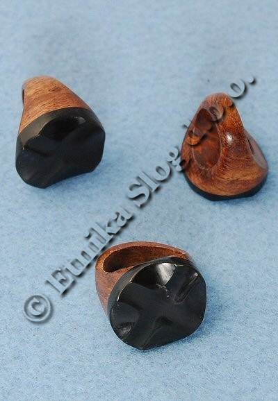 ANELLO TONDO IN LEGNO E CORNO NERO.DISPONIBI ANELLO TONDO IN LEGNO E CORNO NERO.DISPONIBI