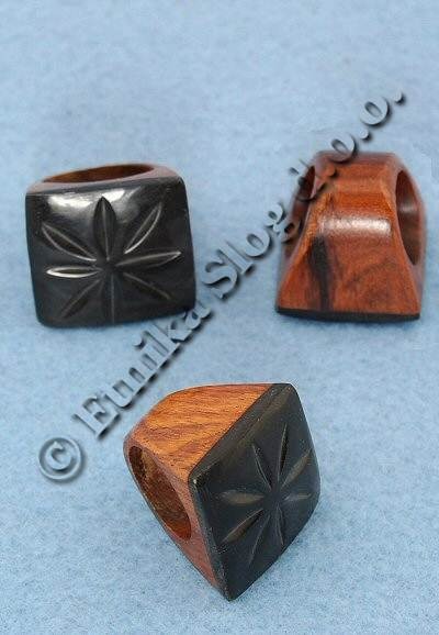 ANELLI IN LEGNO ANELLO QUADRATO IN LEGNO E CORNO NERO.DISPON - com Etnika Slog d.o.o. ANELLI IN LEGNO ANELLO QUADRATO IN LEGNO E CORNO NERO.DISPON - com Etnika Slog d.o.o.