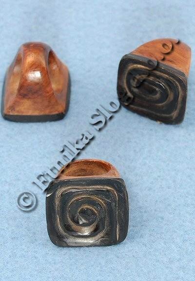 ANELLO QUADRATO IN LEGNO E CORNO NERO.DISPON ANELLO QUADRATO IN LEGNO E CORNO NERO.DISPON