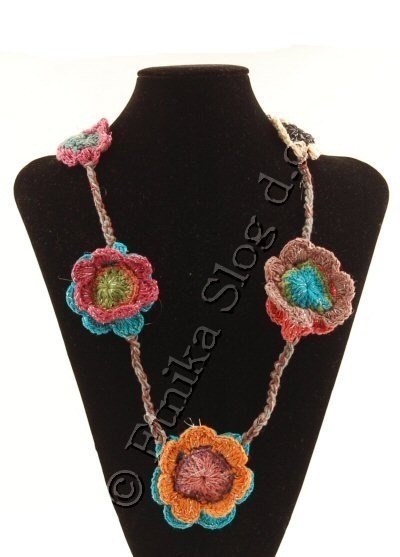 COLLANA IN COTONE LAVORATO AD UNCINETTO CON 5 FIOR COLLANA IN COTONE LAVORATO AD UNCINETTO CON 5 FIOR