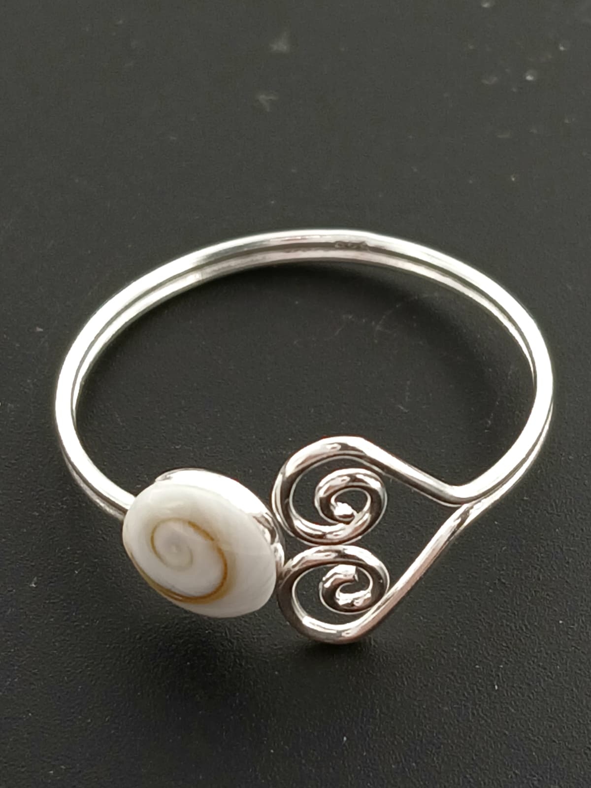 ANELLO IN ARGENTO SOTTILE CON CONCHIGLIA OCCHIO DI ANELLO IN ARGENTO SOTTILE CON CONCHIGLIA OCCHIO DI