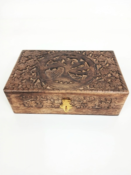 SCATOLA IN LEGNO INTAGLIATA CON&nbsp;INTERNO RIVESTITO
