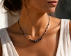 COLLANA IN PIETRE DURE E OTTONE, CHIUSURA A MOSCHE