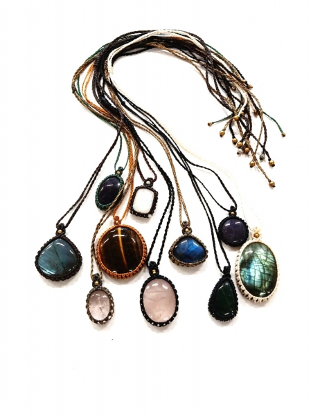 PENDENTE IN PIETRA DURA CON MACRAME'MISURE C