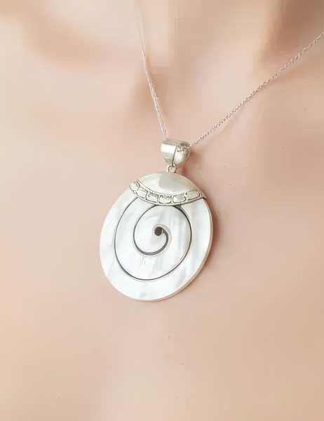 PENDENTE IN ARGENTO&nbsp;CON&nbsp;MADREPERLA BIANCOdia