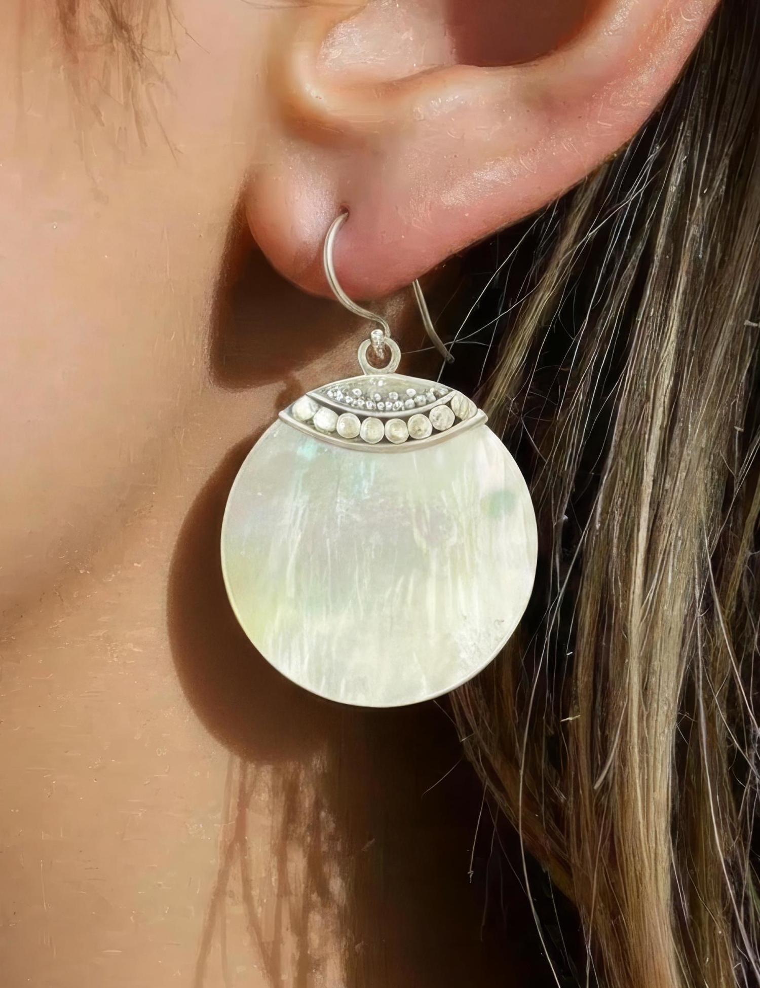 ORECCHINI IN ARGENTO CON MADREPERLA BIANCOdi ORECCHINI IN ARGENTO CON MADREPERLA BIANCOdi