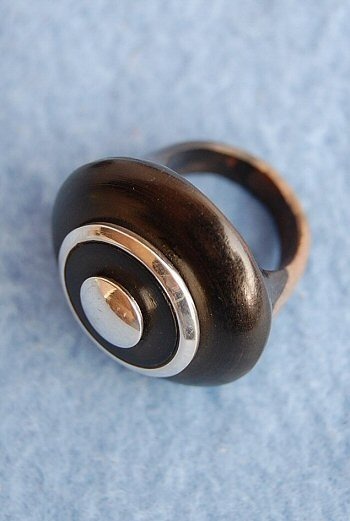 ANELLO IN LEGNO DI EBANO CON CERCHIO E TONDO IN AR ANELLO IN LEGNO DI EBANO CON CERCHIO E TONDO IN AR