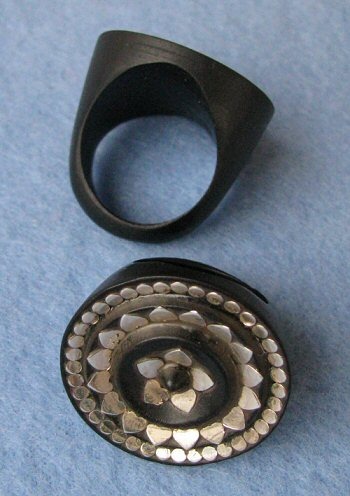 ANELLO IN LEGNO DI EBANO CON INTARSI IN ARGENTO A ANELLO IN LEGNO DI EBANO CON INTARSI IN ARGENTO A