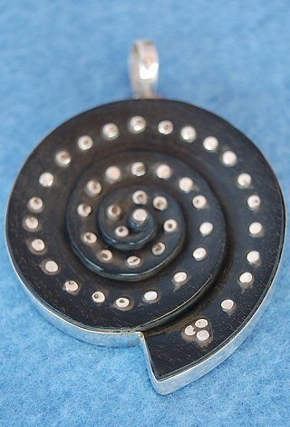 PENDENTE IN LEGNO DI EBANO E ARGENTO - SPIRALE PIE PENDENTE IN LEGNO DI EBANO E ARGENTO - SPIRALE PIE