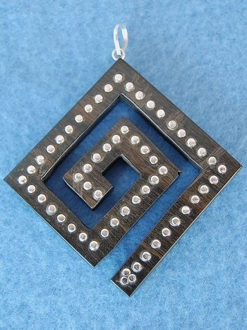 PENDENTE IN LEGNO DI EBANO E ARGENTO - SPIRALE QUA PENDENTE IN LEGNO DI EBANO E ARGENTO - SPIRALE QUA