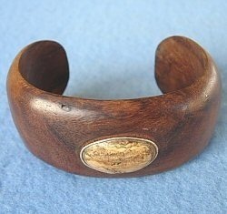 BRACCIALETTO APERTO IN LEGNO CON PIETRA DURA. br BRACCIALETTO APERTO IN LEGNO CON PIETRA DURA. br