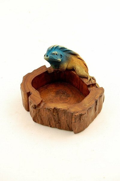 POSACENERE IN LEGNO MASSICCIO CON FIGURA APPLICATA POSACENERE IN LEGNO MASSICCIO CON FIGURA APPLICATA