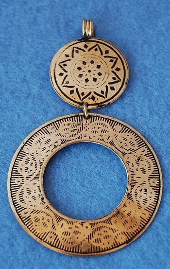 PENDENTE IN OTTONE, CIONDOLO ROTONDO FORATO CON IN PENDENTE IN OTTONE, CIONDOLO ROTONDO FORATO CON IN