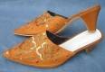 SANDALI CHIUSI IN PELLE CON PAILLETTES. COLO