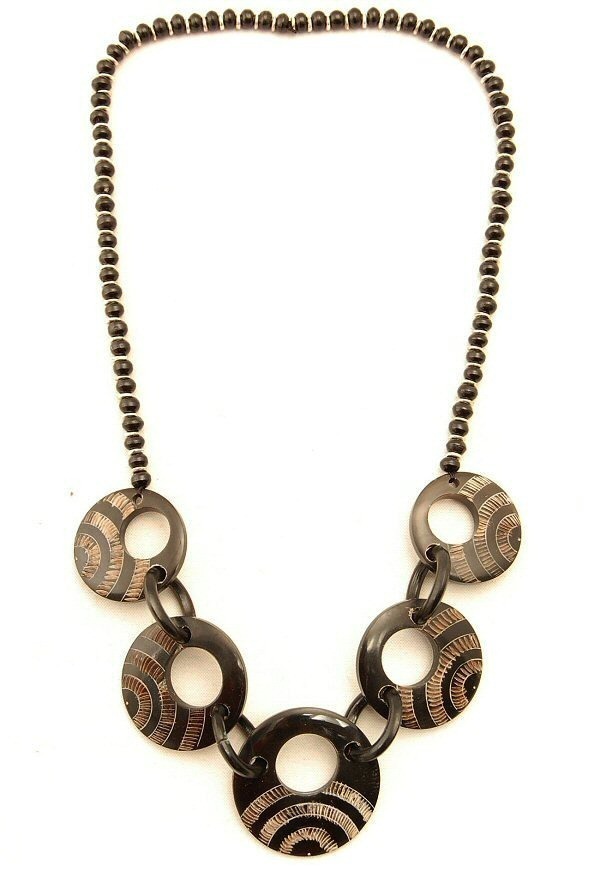 COLLANA IN CORNO E METALLO.7 DISCHI INCISI C COLLANA IN CORNO E METALLO.7 DISCHI INCISI C
