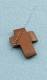 PENDENTE CROCE IN LEGNO ROSSO. DIMENSIONE CM