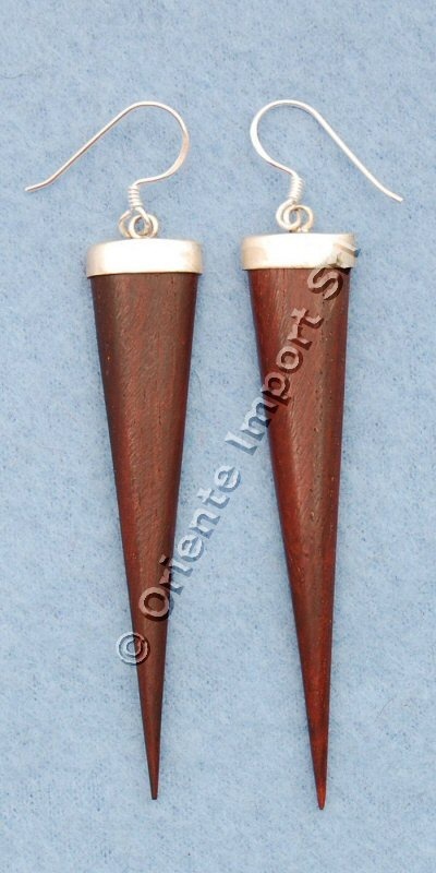 ORECCHINI IN LEGNO ROSSO. LUNGHEZZA 68 MM, C ORECCHINI IN LEGNO ROSSO. LUNGHEZZA 68 MM, C