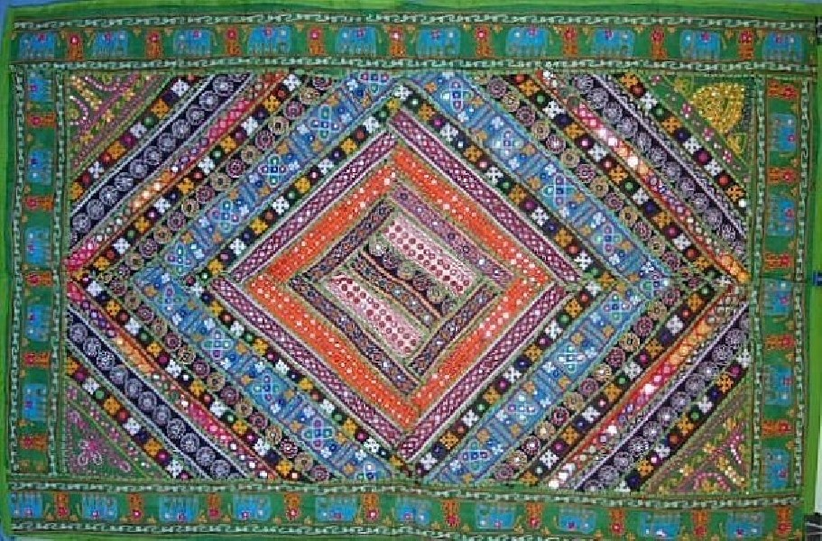 ARAZZO GRANDE PATCHWORK, CON RICAMI E SPECCHIETTI.