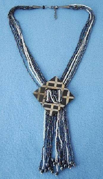 COLLANA LUNGA CON PERLINE E PENDENTE IN CORNObr /