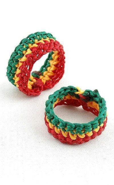 ANELLO FILO CERATO INTRECCIATO COLORE RASTA. br / ANELLO FILO CERATO INTRECCIATO COLORE RASTA. br /