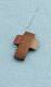PENDENTE CROCE IN LEGNO ROSSO. DIMENSIONE CM